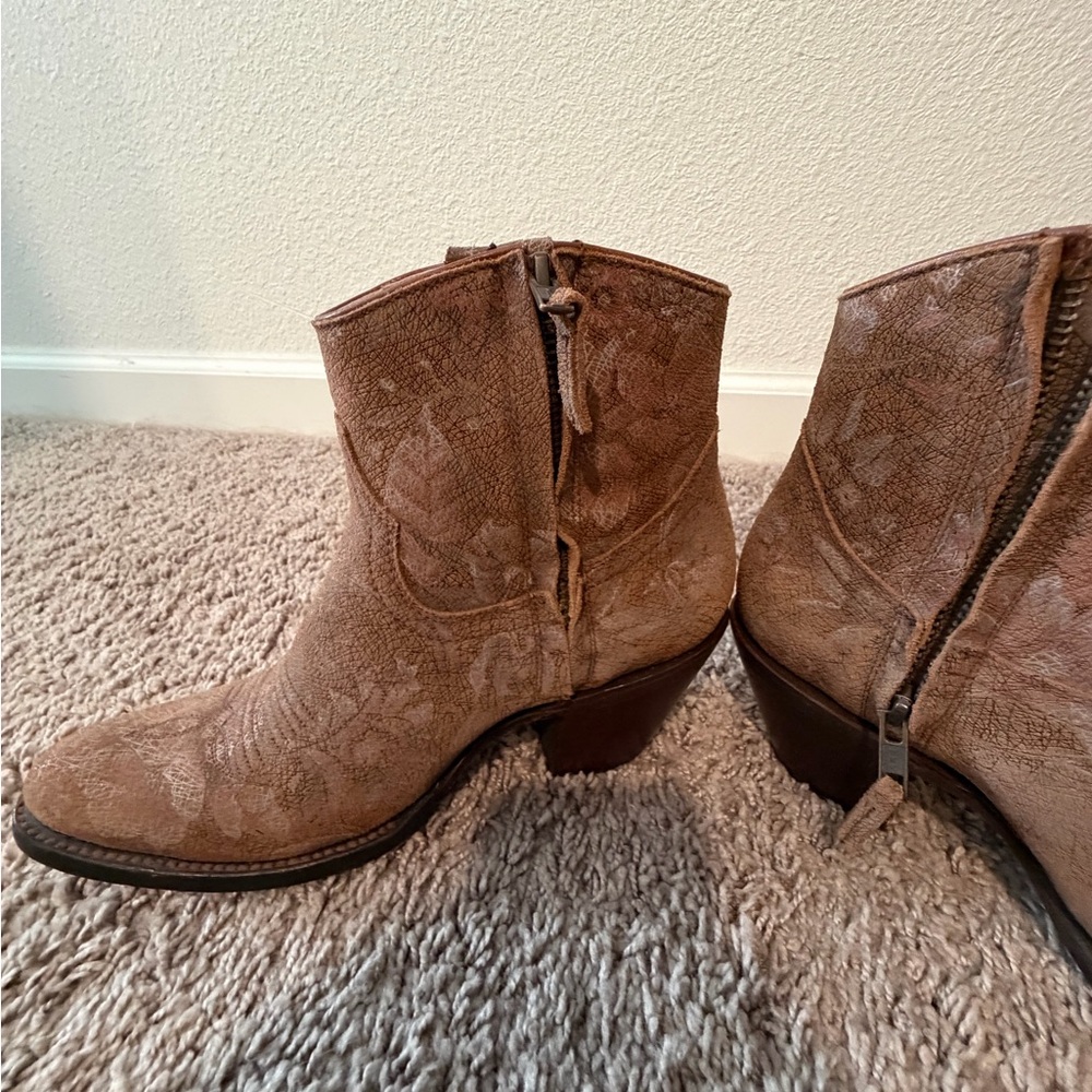 Shyanne Tan Floral Ankle Booties like new with Tag - Picture 8 of 10
